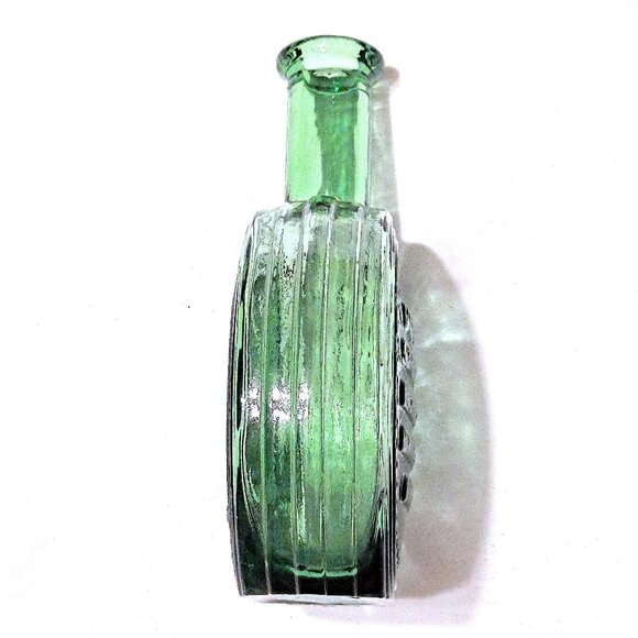 Vintage Green Glass Eiffel Tower Decanter – Made in Italy - Picture 3 of 10